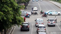 Saat ini kendaraan roda dua hanya bisa melintas di perempatan Thamrin dari arah Kebon Sirih menuju Tanah Abang dan sebaliknya. Kini, setelah Anies Baswedan menjabat Gubernur DKI Jakarta, dia tidak mau ada larangan kendaraan roda dua melintas di Jakarta. Dia ingin jalanan Jakarta bisa dinikmati oleh pemotor maupun mobil.