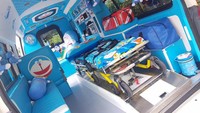Kontras dengan ambulans Minions yang dihias serba kuning, ambulans Doraemon memiliki warna interior yang serba biru. (Foto: Facebook/Leesuvan Nirun)