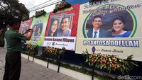 Anggota TNI mengabadikan karangan bunga bergambar Kahiyang Ayu dan Bobby Nasution, Selasa (7/11/2017).