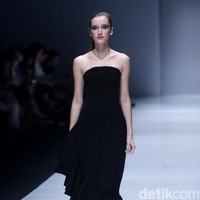 Koleksi terbaru dari Jeffry Tan setelah 8 tahun berkarya di industri fashion, dengan mengangkat tema Prime di Jakarta Fashion Week 2018, Senayan City, Jakarta, Rabu (25/10/2017). Foto: Mohammad Abduh/Wolipop