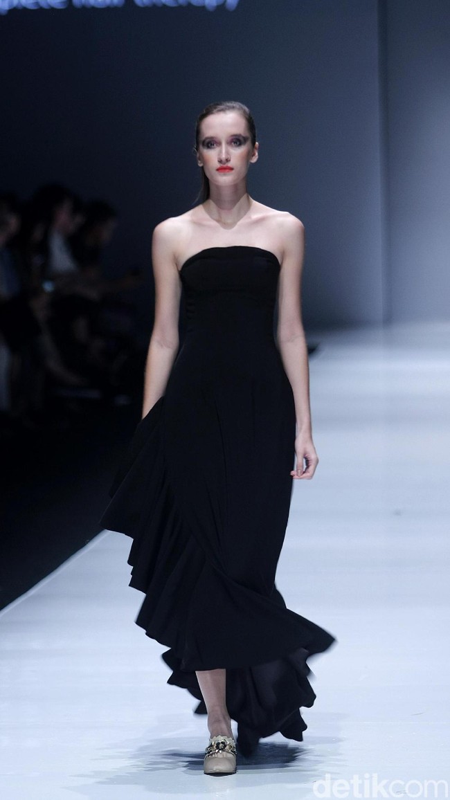 Koleksi terbaru dari Jeffry Tan setelah 8 tahun berkarya di industri fashion, dengan mengangkat tema Prime di Jakarta Fashion Week 2018, Senayan City, Jakarta, Rabu (25/10/2017). Foto: Mohammad Abduh/Wolipop