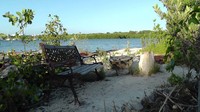 Traveler juga bisa menemukan bangku taman dan tumbuhan hijau di atas pulau buatan itu. Soalnya, Richart memang menaruh tanah di atas botol plastik sebagai alasnya. (@Joyxee Island/Facebook)