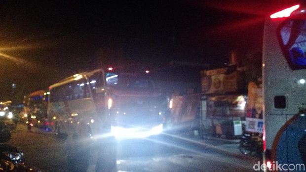 Bus-bus hilir mudik menurunkan relawan menuju kediaman Jokowi