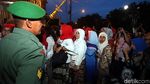 Relawan Berjejalan Saat Masuk ke Rumah Jokowi