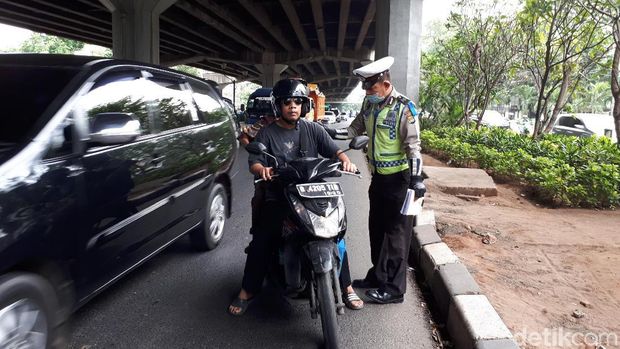 Pengendara kendaraan yang kena tilang polisi di Jl Ahmad Yani, Jakpus
