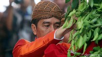 Prosesi pemasangan bleketepe oleh Jokowi berlangsung sekitar 10 menit.