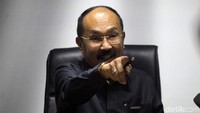 Fredrich memberikan keterangan pers terkait kasus yang menjerat Setya Novanto.