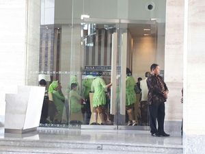 Penuh Senyum, Begini Suasana Siraman Bobby Calon Menantu Jokowi