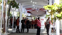 Tenda putih sudah dipasang di depan kediaman Jokowi.