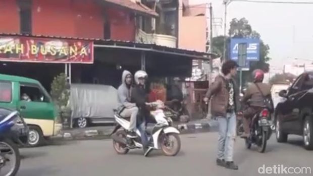 Viral Pria Dijuluki 'Mick Jagger' Atur Lalin di Bandung