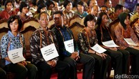 Rangkaian adat ini akan dilanjutkan dengan midodareni malam nanti. Ijab-kabul dan resepsi akan berlangsung besok.