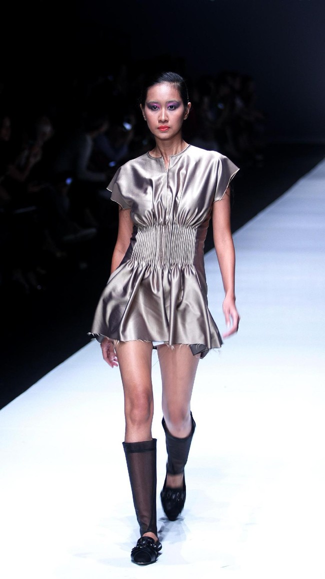 Koleksi terbaru dari Jeffry Tan setelah 8 tahun berkarya di industri fashion, dengan mengangkat tema Prime di Jakarta Fashion Week 2018, Senayan City, Jakarta, Rabu (25/10/2017). Foto: Mohammad Abduh/Wolipop