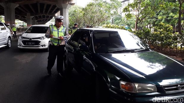 Polisi menegur pengendara mobil yang tak memakai sabuk pengaman