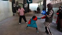 Di klub ini mereka berlatih teknik jab, hook dan upper cut selama berjam-jam dengan harapan suatu hari membawa pulang medali ke Pakistan (Akhtar Soomro/Reuters)
