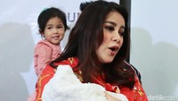 Anak perempuannya itu lahir lewat proses operasi caesar dengan nama Adreena Naira Hana Hutapea. Foto: Olla Ramlan dan Aufar (Ismail/detikHOT)