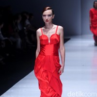 Koleksi terbaru dari Jeffry Tan setelah 8 tahun berkarya di industri fashion, dengan mengangkat tema Prime di Jakarta Fashion Week 2018, Senayan City, Jakarta, Rabu (25/10/2017). Foto: Mohammad Abduh/Wolipop