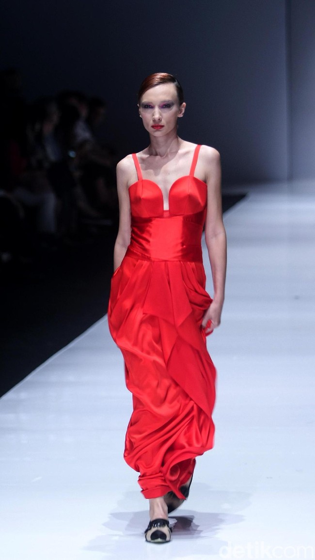 Koleksi terbaru dari Jeffry Tan setelah 8 tahun berkarya di industri fashion, dengan mengangkat tema Prime di Jakarta Fashion Week 2018, Senayan City, Jakarta, Rabu (25/10/2017). Foto: Mohammad Abduh/Wolipop