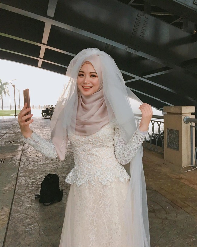 Bagaimana penampilan Ayana Jihye Moon saat pakai baju pengantin? Telrihat cantik dan feminin. Namun ini  Ayana Jihye Moon tidak benar-benar menikah hanya bekerja untuk pemotretan di Malaysia. Foto: Dok. Instagram @xolovelyayana