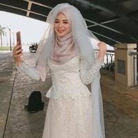 Bagaimana penampilan Ayana Jihye Moon saat pakai baju pengantin? Telrihat cantik dan feminin. Namun ini  Ayana Jihye Moon tidak benar-benar menikah hanya bekerja untuk pemotretan di Malaysia. Foto: Dok. Instagram @xolovelyayana