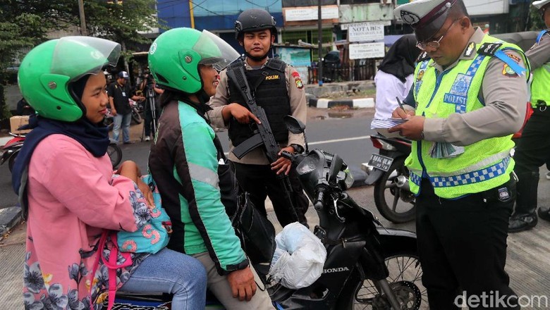 8 Hari Operasi Zebra, 11 Ribu Kendaraan di Jakarta Timur Ditilang 8 Hari Operasi Zebra, 11 Ribu Kendaraan di Jakarta Timur Ditilang