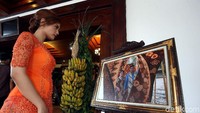 Seorang warga melihat foto Prewedding Kahiyang Ayu-Bobby Nasution.