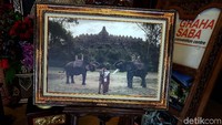 Misalnya, Candi Borobudur. Di lokasi tersebut, Kahiyang mengenakan atasan kebaya berwarna putih dan kain batik. Ia juga menyampirkan selendang batik berpola sama dengan kemeja batik yang dikenakan Bobby.