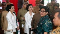 Pemasangan bleketepe oleh Jokowi juga disaksikan anggota keluarga dan sanak saudara lain yang hadir.