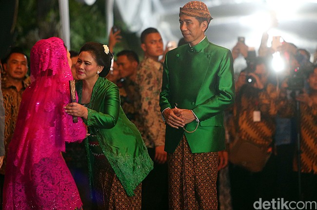 Saya pilih hijau untuk midodareni, untuk melambangkan suatu keceriaan karena besok mau menggelar pesta dan ijab kabul, suatu yang sakral. Hijau menurut saya warna segar, yang menyejukkan, sekaligus menghangatkan dan mengakrabkan, karena pada saat itu dua keluarga akan bertemu, pungkas desainer. Foto: Rengga Sancaya