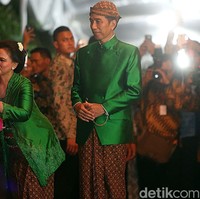 Saya pilih hijau untuk midodareni, untuk melambangkan suatu keceriaan karena besok mau menggelar pesta dan ijab kabul, suatu yang sakral. Hijau menurut saya warna segar, yang menyejukkan, sekaligus menghangatkan dan mengakrabkan, karena pada saat itu dua keluarga akan bertemu, pungkas desainer. Foto: Rengga Sancaya