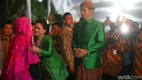 Bobby dan keluarga beserta rombongannya juga datang ke kediaman Jokowi.