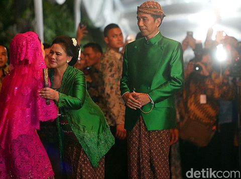 Seragam Keluarga di Midodareni Kahiyang Ayu Bawa Keceriaan dan Semangat