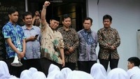 Hidayat Nur Wahid memberikan orasi di hadapan para pelajar. Pool/PKS.