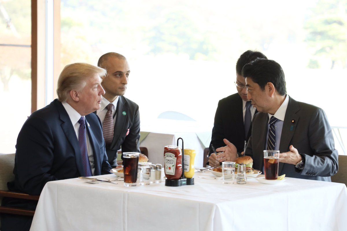 donald trump makan burger di Jepang