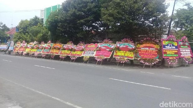 Karangan bunga di lokasi pernikahan Kahiyang / 