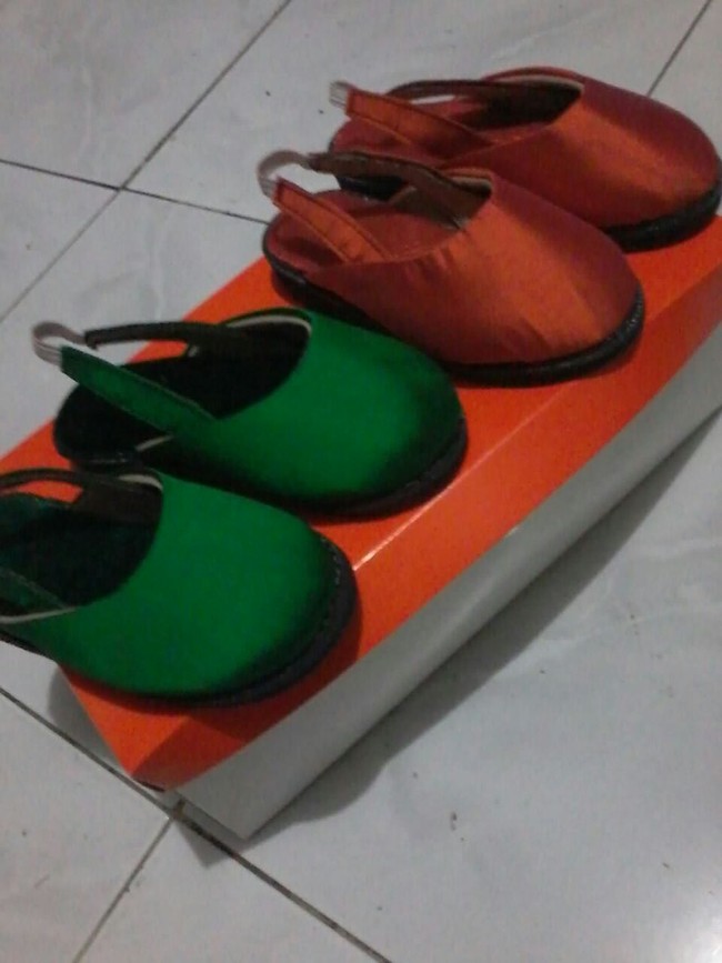 Winna menyiapkan selop hijau dan oranye untuk dipakai si kecil Ethes yang baru berusia setahun itu saat siraman dan midodareni. Gemas! Foto: Dok. Winna Miasih