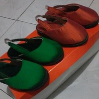 Winna menyiapkan selop hijau dan oranye untuk dipakai si kecil Ethes yang baru berusia setahun itu saat siraman dan midodareni. Gemas! Foto: Dok. Winna Miasih