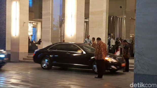 Mobil yang ditumpangi JK di Hotel Alila Solo