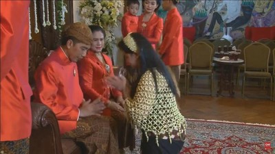 Foto: Jokowi-Iriana Jalani Prosesi Cethik Geni Hingga Sadeyan Dhawet