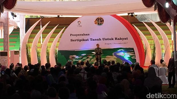 Presiden Jokowi membagikan sertifikat tanah di Sragen, Jawa Tengah.