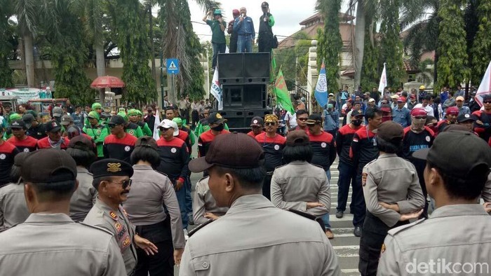 Seratusan buruh di Kota Cilegon, Banten, menggelar demo menuntut kenaikan Upah Minimun Kabupaten/Kota (UMK). Aksi demo berlangsung di tengah rapat pleno penetapan UMK.