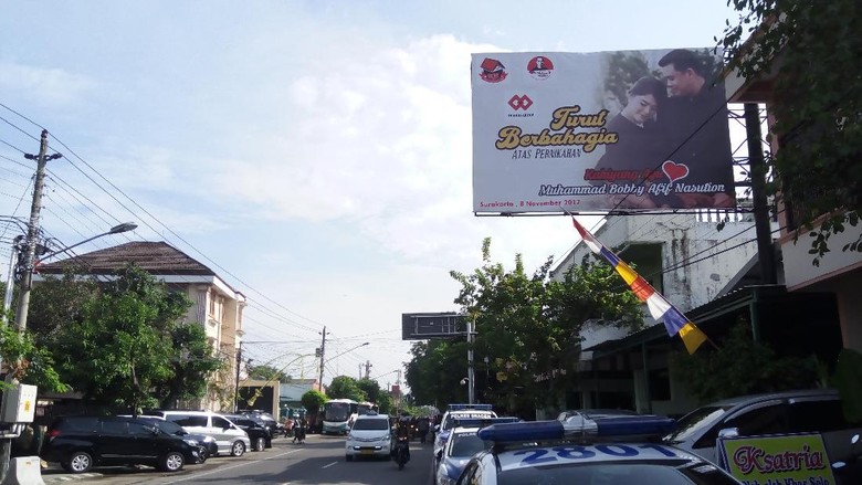 Warga Ucapkan Selamat untuk Kahiyang-Bobby Lewat Baliho