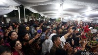 Ratusan orang menyaksikan acara ini.