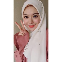 Ayana Jihye Moon senang mengenakan hijab yang simpel menggunakan pashmina panjang. Warna-warna pastel dan netral seperti nude menjadi pilihan wanita dengan 391 ribu pengikut itu. Foto: Dok. Instagram @xolovelyayana