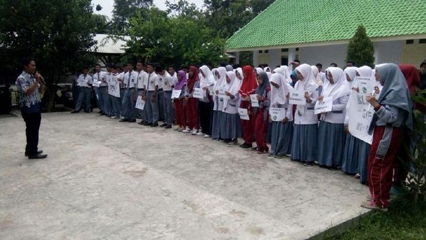 Adanya unsur pornografi menjadi alasan dihapusnya WhatsApp di ponsel pelajar ini