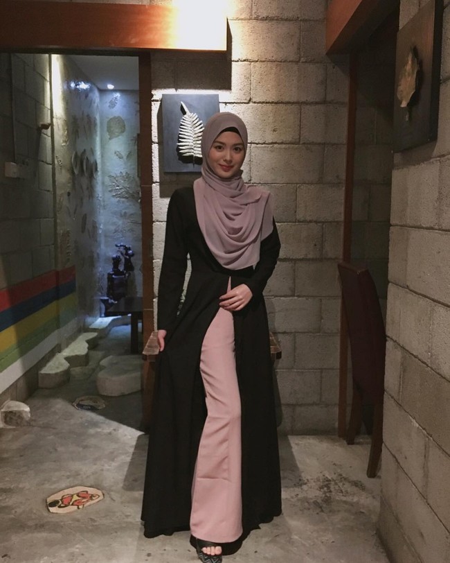 Sementara dalam kesehariannya, Ayana Jihye Moon menyukai gaya busana kasual dan feminin. Tak jarang ia memakai maxi dress yang cantik. Foto: Dok. Instagram @xolovelyayana