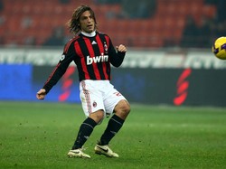 Andrea Pirlo menjadi salah satu dari sedikit pemain yang pernah membela Inter Milan, AC Milan, dan Juventus. Dia di antaranya mengantar Rossoneri memenangi dua trofi Liga Champions. Di Juventus dia mempersembahkan tujuh trofi juara. (Vittorio Zunino Celotto/Getty Images)