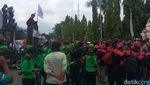 Buruh Cilegon Demo Kenaikan Upah