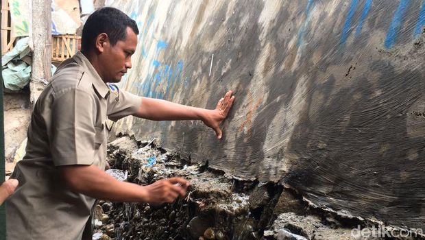  Rembesan air laut di tanggul lama di permukiman warga RT 03, Luar Batang, Penjaringan, Jakut, Selasa (7/11/2017)