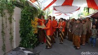 Jan Ethes saat itu anteng digendong ibunya, Selvi Ananda. Jokowi sekeluarga saat itu kompak memakai warna oranye (Foto: Ray Jordan/detikcom)
