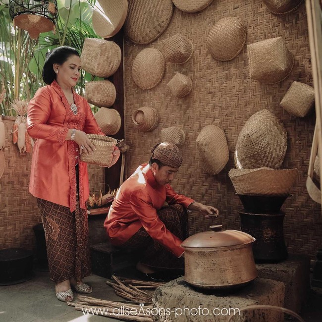 Ini adalah tahun yang spesial bagi keluarga Presiden Joko Widodo, karena putri semata wayangnya, Kahiyang Ayu, menikah. Saat prosesi siraman, Iriana tampil kompak bersama keluarga intinya dalam balutan busana jawa serba oranye. Biar cetar, jawab Iriana singkat saat ditanya awak media alasan memilih warna tersebut. Kebaya oranye yang dipakai Iriana adalah rancangan Tuty Adib. Foto: Dok. allseasons